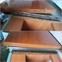 Porównanie stanu blatu meblowego przed i po czyszczeniu, widoczne usunięcie zabrudzeń i odświeżenie powierzchni drewna.