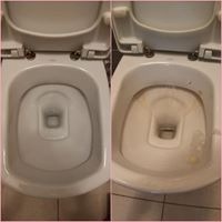 Porównanie czystości wnętrza muszli klozetowej przed i po czyszczeniu, widoczne osady usunięte, płytki podłogowe w tle.