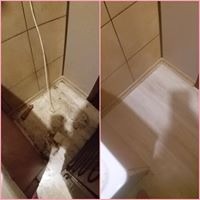 Porównanie stanu podłogi w rogu pomieszczenia przed i po czyszczeniu. Po lewej stronie widoczne zabrudzenia i kabel od odkurzacza, po prawej czysta, jasna podłoga.