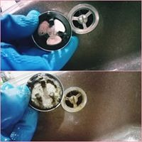 Czyszczenie perlatora kranu: porównanie stanu przed i po usunięciu osadu i kamienia, widoczne dłonie w niebieskich rękawicach i umywalka ze stali nierdzewnej.