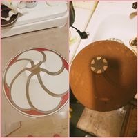 Pranie okrągłego dywanu z wzorem w Dobrczu: widok z góry przed i po czyszczeniu, ukazujący różnicę w kolorze i czystości włókien.