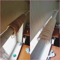 Porównanie karnisza przed i po czyszczeniu. Po lewej stronie karnisz zakurzony, owinięty brązowym kurzem, po prawej stronie karnisz czysty, biały, z widocznymi śladami po sprzątaniu w postaci...