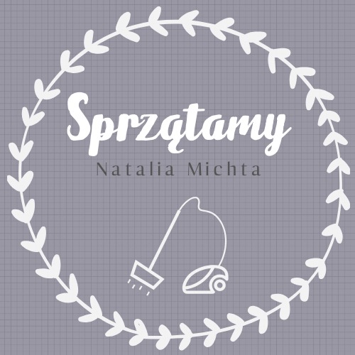 Logo firmy sprzątającej Natalia Michta z minimalistycznym rysunkiem odkurzacza wewnątrz wianka z liści na szarym tle w kratkę.