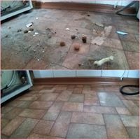 Porównanie stanu podłogi przed i po czyszczeniu: widoczny brud i resztki przed, a czysta, błyszcząca powierzchnia płytek po zabiegu. Ujęcie z niskiego kąta, ukazujące kontrast.