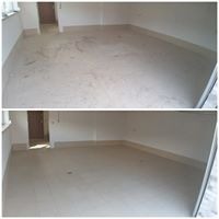 Porównanie podłogi przed i po czyszczeniu w pustym pomieszczeniu, widoczne plamy i zabrudzenia usunięte, jasne płytki podłogowe.