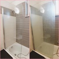 Porównanie kabiny prysznicowej przed i po czyszczeniu, widoczne zacieki i osady usunięte z szyby, płytki w odcieniach szarości i bieli, wanna w kolorze białym.