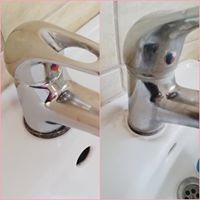 Porównanie czystości chromowanej baterii umywalkowej: po lewej bateria po czyszczeniu, błyszcząca i bez osadów, po prawej bateria przed czyszczeniem, z widocznym osadem i matową powierzchnią.