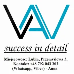 Logo firmy z Lubina: abstrakcyjny symbol w kolorach czerni i błękitu, hasło 'success in detail', adres Przemysłowa 3 i numer kontaktowy +48 792 043 202.
