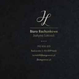 Elegancka wizytówka Biura Rachunkowego Justyna Latosek na ciemnym, teksturowanym tle, z minimalistycznym logo i danymi kontaktowymi w kolorze złotym.