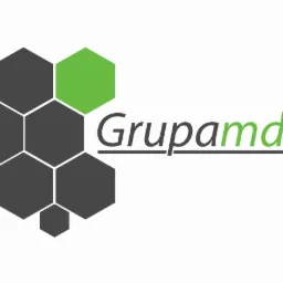 Logo firmy Grupaamdk z motywem sześciokątów, dwa zielone, reszta szare, nazwa firmy czarno-zielona z podkreśleniem.