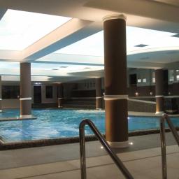 Wykorzystanie modułów LED schowanych w suficie napinanym z imitacją nieba jako nowoczesne oświetlenie basenu na przykładzie Hotelu Evita w Tleniu.