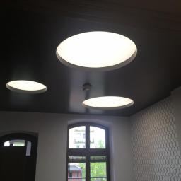 Nowoczesny sufit napinany podświetlony za pomocą wydajnych modułów LED w formie dużych jasnych okręgów to dobre rozwiązanie do biura lub open space. Biuro Euro Lex w Toruniu.