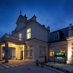 Firma Seven Points zajmuje się również kompleksowym oświetleniem całego budynku. Przykład Hotel Pałac Romantyczny w Turznie, gdzie zastosowano oświetlenie elewacji i dojazdu hotelu oraz dopasowano lampy dekoracyjne i sterowanie DMX i DALI do wnętrz.