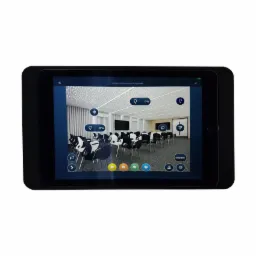 Tablet prezentuje wizualizację sali konferencyjnej z systemem automatyki budynkowej w Toruniu, umożliwiającą sterowanie oświetleniem, temperaturą i innymi urządzeniami. Interfejs użytkownika...