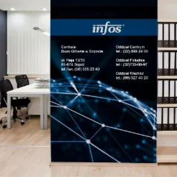Wnętrze biura z plakatem informacyjnym firmy 'Infos' świadczącej usługi w zakresie obsługi wierzytelności. Plakat zawiera dane kontaktowe do centrali i oddziałów firmy. W tle biurko, krzesła...