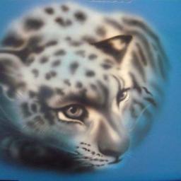 Studnia - Airbrush przedstawiający portret pantery śnieżnej na błękitnym tle.