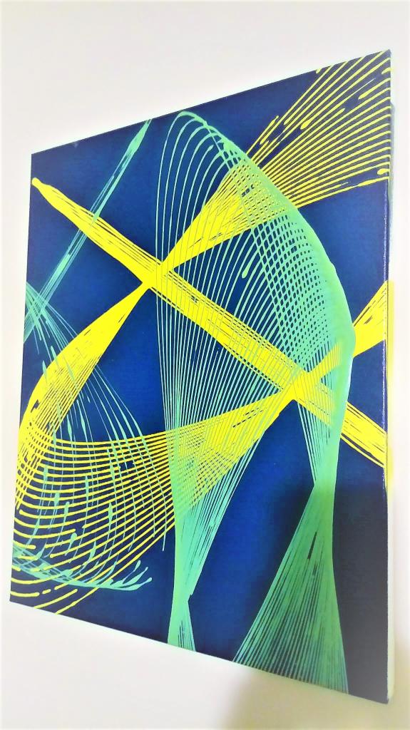 Abstrakcyjna grafika na płótnie w odcieniach granatu, limonki i żółci, przedstawiająca dynamiczne linie tworzące wzory przypominające fale i promienie.