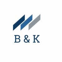 Logo firmy z trzema ukośnymi, nachodzącymi na siebie prostokątami w odcieniach niebieskiego i szarości, nad inicjałami B & K zapisanymi ciemnoniebieską czcionką.