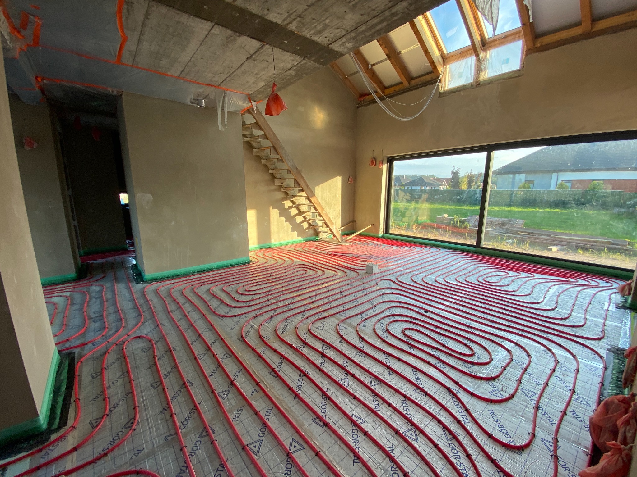 Układanie podłogówki na płytach termoizolacyjnych PIR