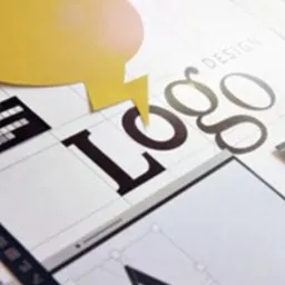 Elementy graficzne układane na białym tle: napis LOGO, dymek dialogowy, znacznik wyboru, paleta kolorów i inne akcesoria projektanta.