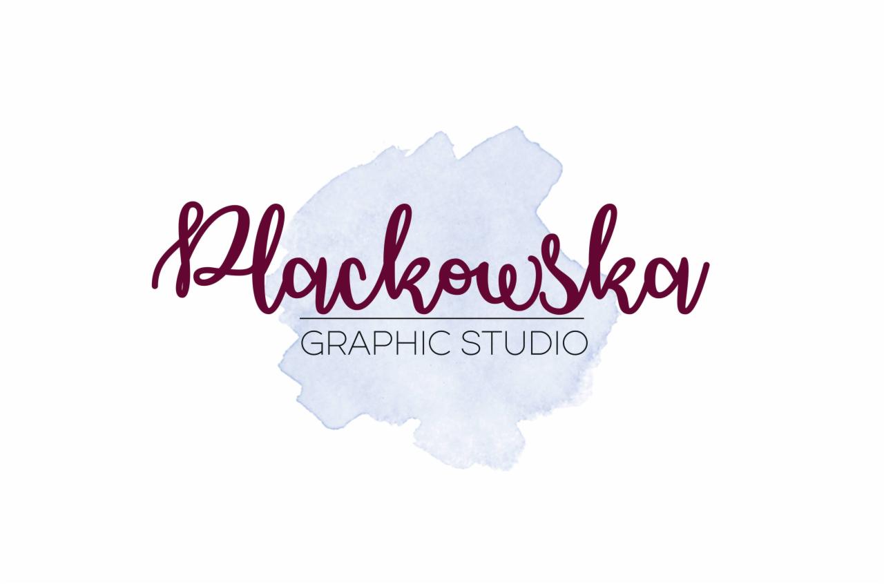 Logo firmy Lackowska Graphic Studio z nazwą zapisaną odręcznym krojem pisma w kolorze burgundowym, umieszczoną na tle delikatnej, akwarelowej plamy w odcieniach szarości i fioletu.