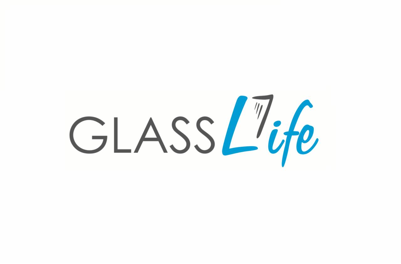 Logo firmy Glass Life z napisem w kolorze szarym i niebieskim, z stylizowanym motywem okna w literze 'L'. Minimalistyczny design na białym tle.
