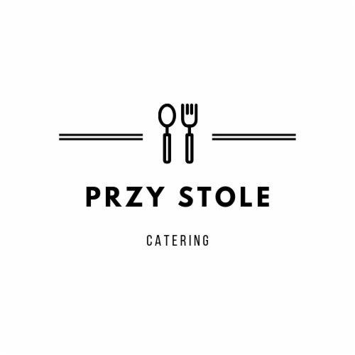 Minimalistyczne logo cateringowe 'Przy Stole' z ikonami sztućców (łyżka i widelec) w czerni na białym tle, podkreślone poziomymi liniami.