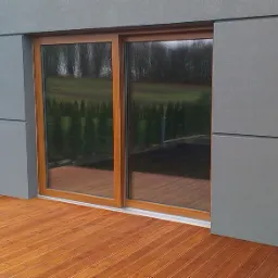 Przesuwne okno tarasowe z drewnianą ramą na tle szarej elewacji z drewnianym tarasem.