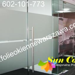 PPUH Sekret-foll - Szklane drzwi biurowe z folią matującą, numer kontaktowy i adres strony internetowej na folii, logo 'Sun Control' w prawym dolnym rogu.
