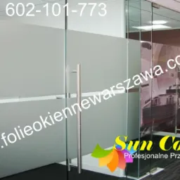 Szklane drzwi biurowe z folią matującą, numer kontaktowy i adres strony internetowej na folii, logo 'Sun Control' w prawym dolnym rogu.