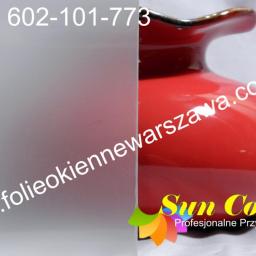 PPUH Sekret-foll - Okno z folią matującą, obok czerwony wazon i logo firmy Sun Control.