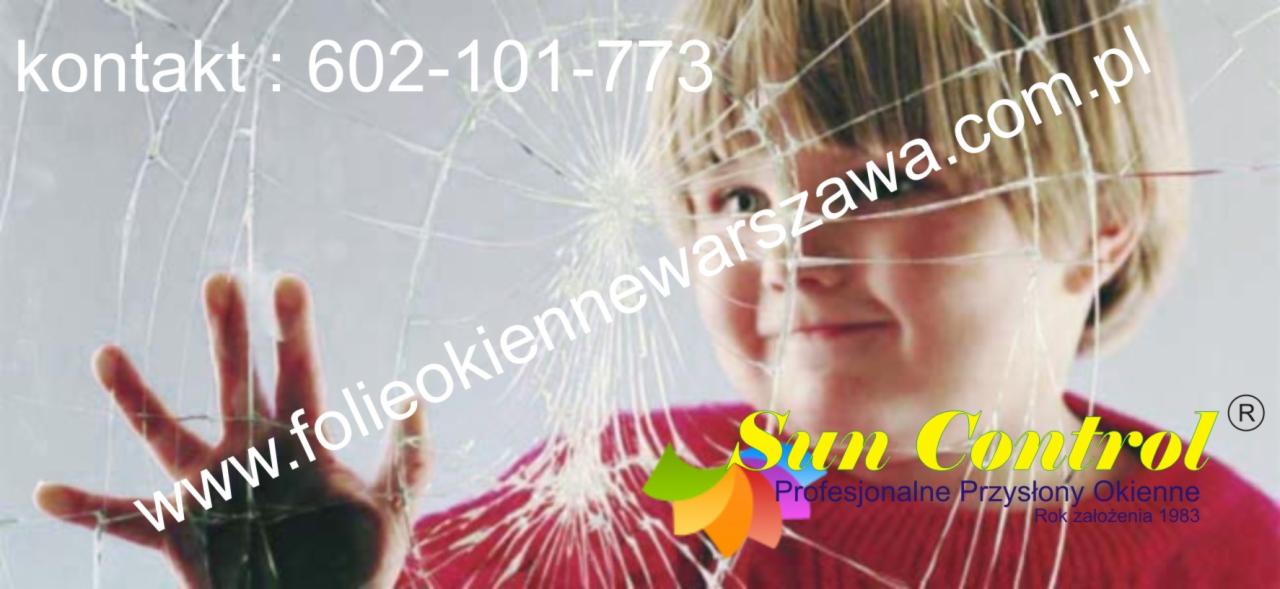 Dziecko dotyka pękniętej szyby okiennej, z widocznymi danymi kontaktowymi i logo firmy zajmującej się foliami okiennymi.
