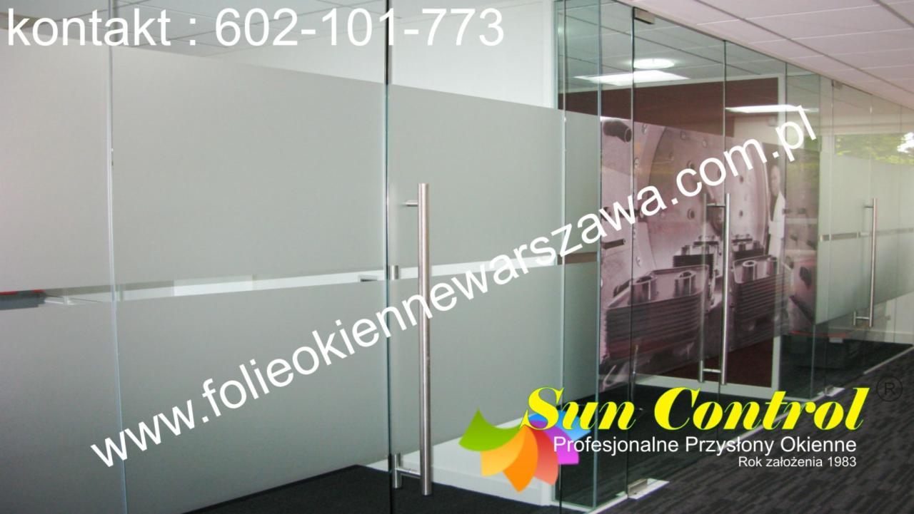 Szklane drzwi biurowe z folią matującą, numer kontaktowy i adres strony internetowej na folii, logo 'Sun Control' w prawym dolnym rogu.