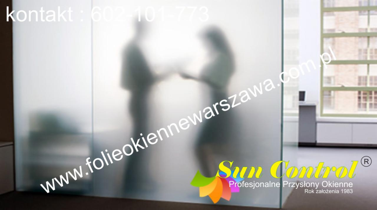 Matowa szyba okienna z widocznymi sylwetkami dwóch osób w tle, z naniesionym numerem telefonu, adresem strony internetowej i logo firmy Sun Control.