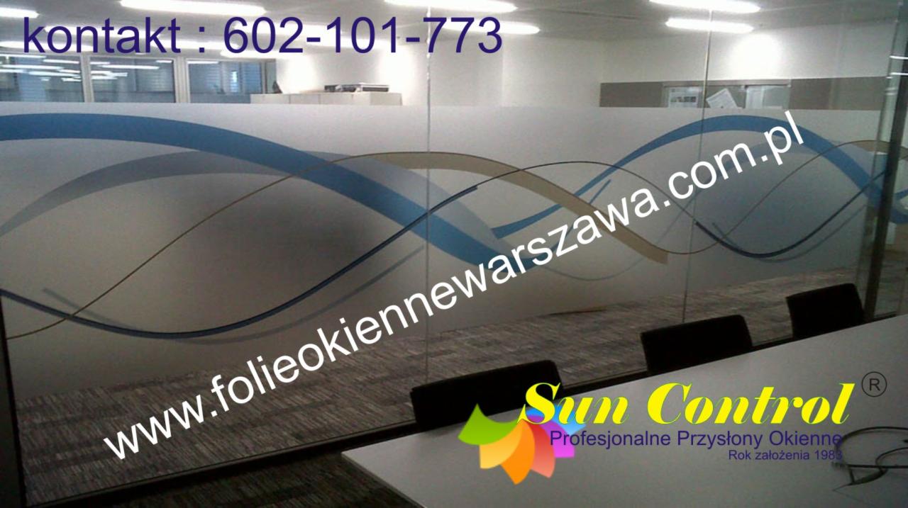 Szklana ściana biurowa z dekoracyjną folią okienną w kolorze niebieskim i beżowym, z numerem telefonu kontaktowego i adresem strony internetowej, widoczne krzesła i biurko w tle.