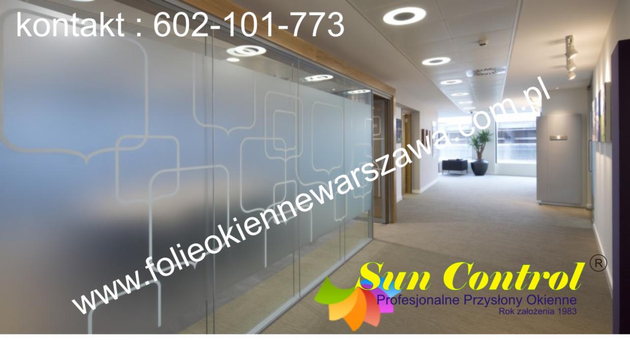 Szklana ścianka biurowa z naklejoną folią dekoracyjną z motywem geometrycznym, widoczny numer kontaktowy i logo firmy Sun Control.