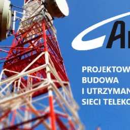 Wysoka wieża telekomunikacyjna z antenami na tle błękitnego nieba, z logo firmy Anteo i tekstem: Projektowanie, Budowa i Utrzymanie sieci telekomunikacyjnych.