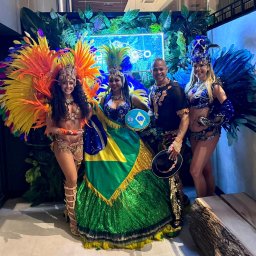 Elite Music Julian Dziewulski - Tancerze samby- grupa Elite - przed występem na evencie w górach