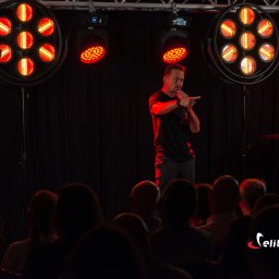 Występ stand-up jako atrakcja przed eventem firmowym. Na scenie Michał Pałubski ( Hotel Villa Verde) 