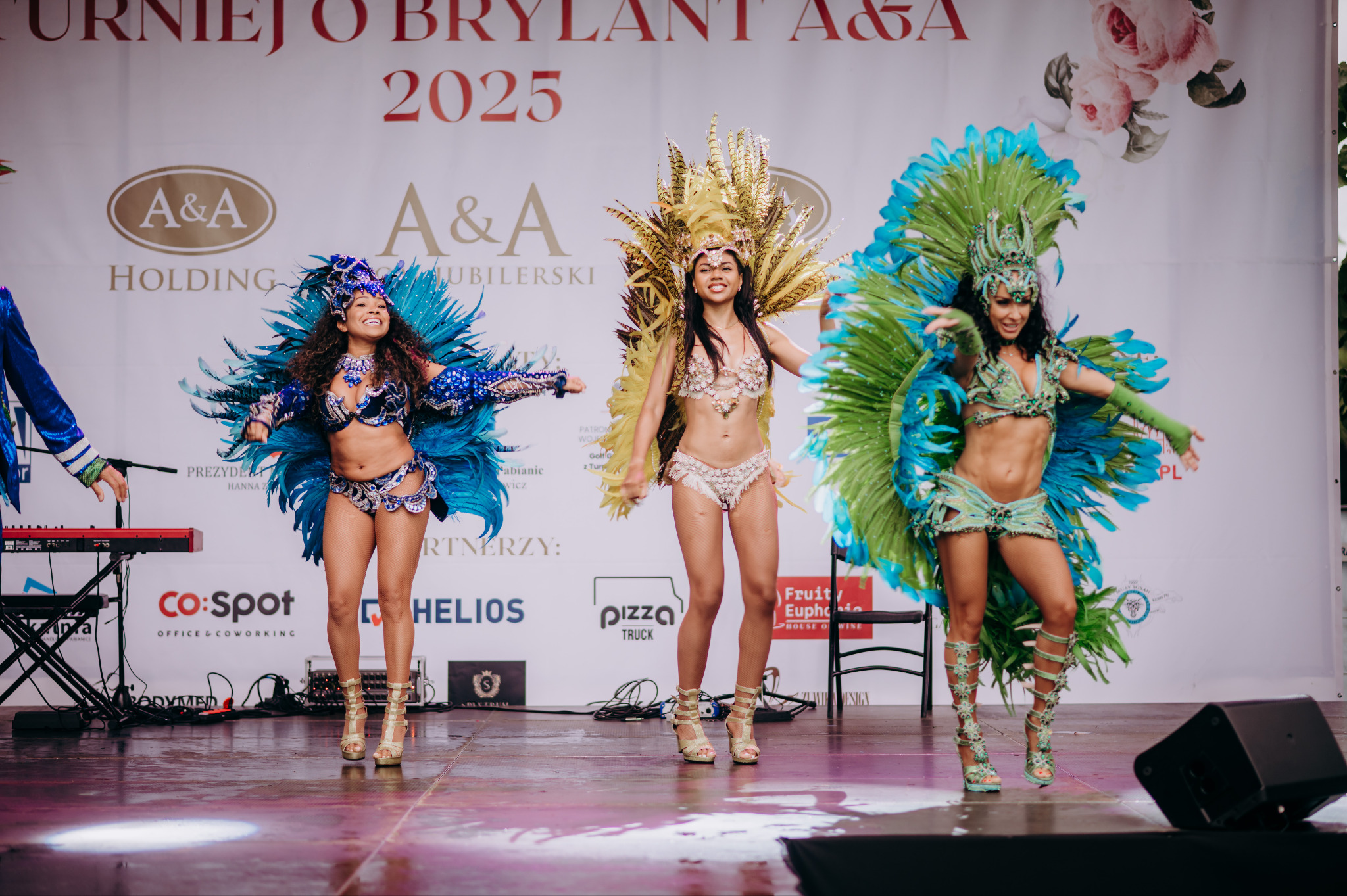 Pokazy brazylijskiej samby podczas firmowego Garden Party 2025