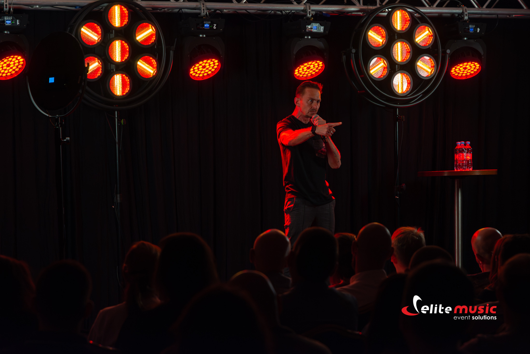 Występ stand-up jako atrakcja przed eventem firmowym. Na scenie Michał Pałubski ( Hotel Villa Verde)