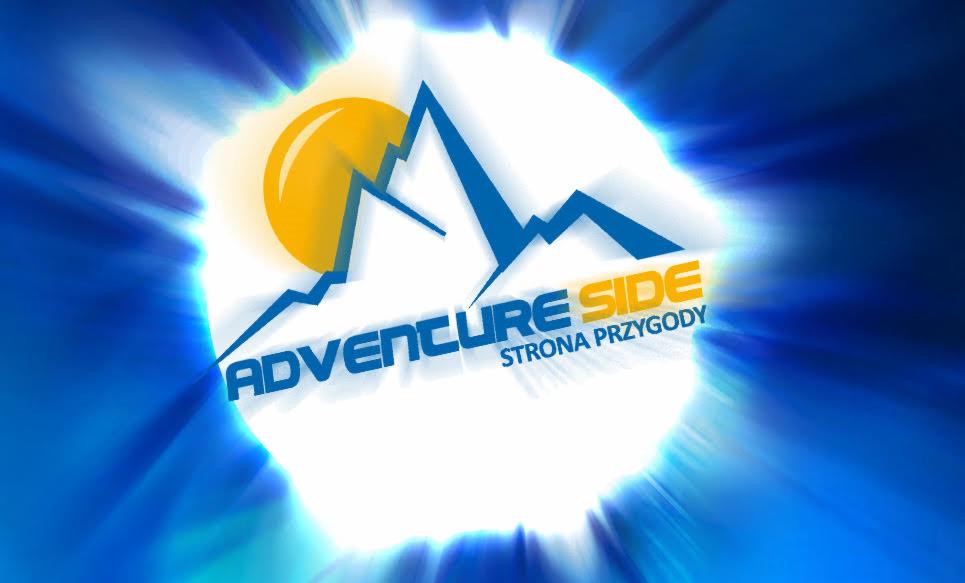 Logo Adventure Side z Wrocławia przedstawiające góry i słońce, z podtytułem 'Strona Przygody' na tle dynamicznych, niebieskich promieni.