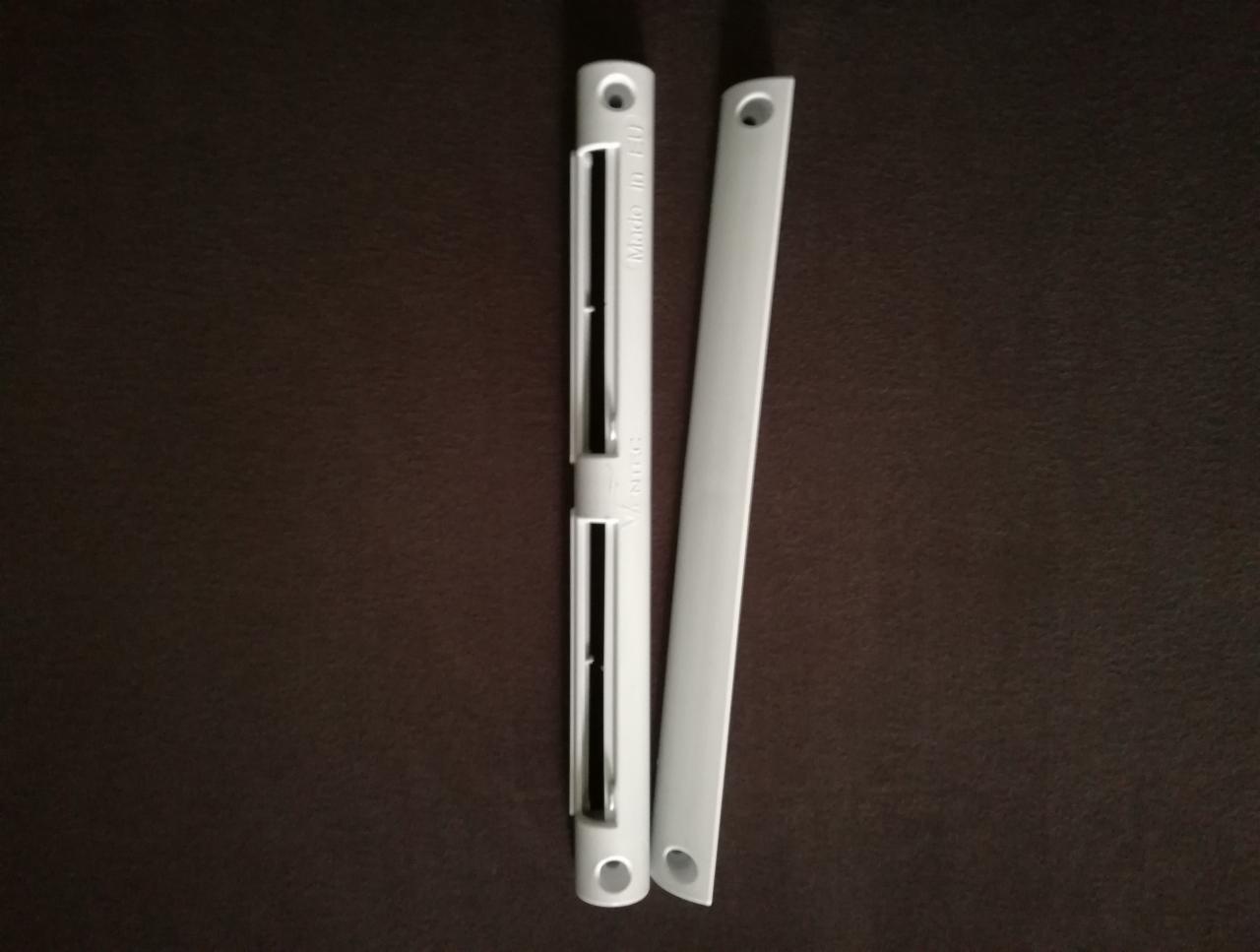 Dwa białe profile wentylacyjne z tworzywa sztucznego leżące obok siebie na ciemnym tle, jeden z regulowanymi szczelinami, drugi gładki z otworem montażowym.