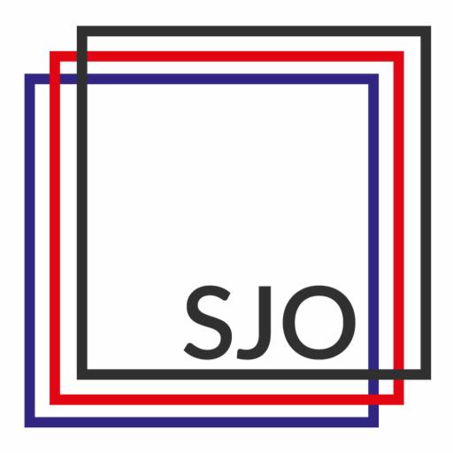 Logo z inicjałami SJO otoczone trzema kwadratami w kolorach niebieskim, czerwonym i czarnym.