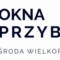 Logo firmy Okna Przybylski z siedzibą w Środzie Wielkopolskiej, z symbolem graficznym słupków w kwadracie, w kolorze granatowym na białym tle.