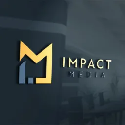 Złoto-niebieskie logo 'Impact Media' na ciemnym tle z refleksami. Litera 'M' stylizowana z elementami budynku. Minimalistyczny design, nowoczesna estetyka.