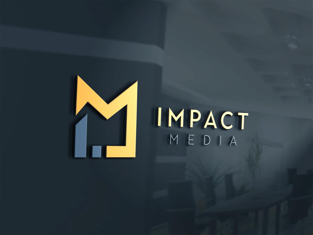 Złoto-niebieskie logo 'Impact Media' na ciemnym tle z refleksami. Litera 'M' stylizowana z elementami budynku. Minimalistyczny design, nowoczesna estetyka.