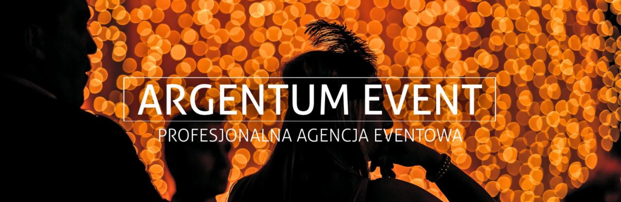 Logo agencji eventowej Argentum Event na tle rozświetlonych, pomarańczowych światełek bokeh, zarys sylwetek ludzi.