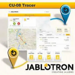 Ekran monitoringu systemu alarmowego Jablotron CU-08 Tracer z widoczną mapą i danymi lokalizacyjnymi oraz ikonami nawigacyjnymi na białym tle.