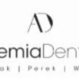 Logo gabinetu stomatologicznego Akademia Dentystów Jakimiak, Perek, Witecki z subtelnym znakiem graficznym AD powyżej nazwy.